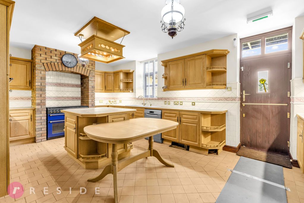 Property photo 3 of 37 Breakfast Kitchen