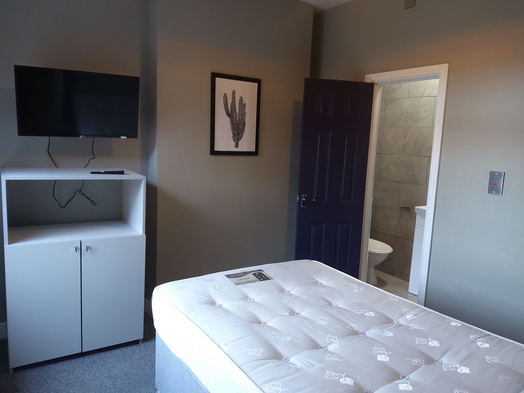 Property photo 1 of 22 4 Bed Shared House - Cemetery Road, Barnsley S70