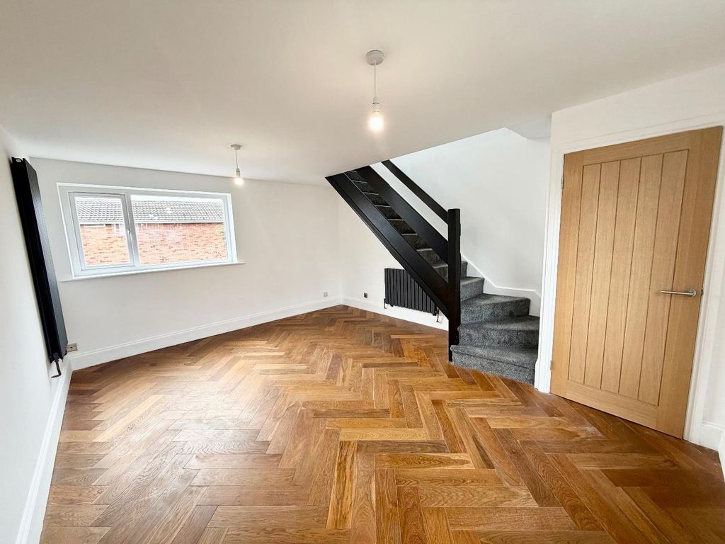 Property photo 3 of 13 Lounge