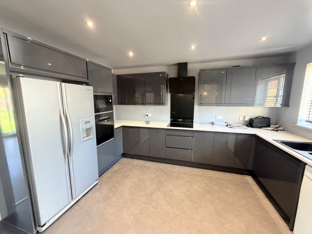Property photo 3 of 11 Kitchen