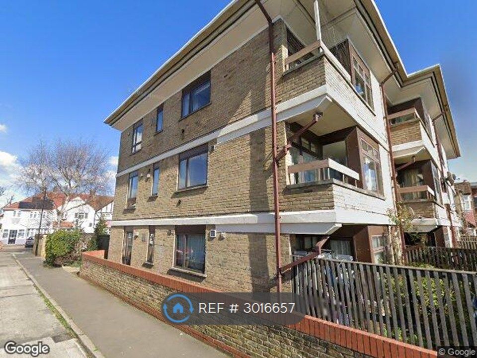 Property photo 2 of 8 Rawsthorne Court, Staines Road