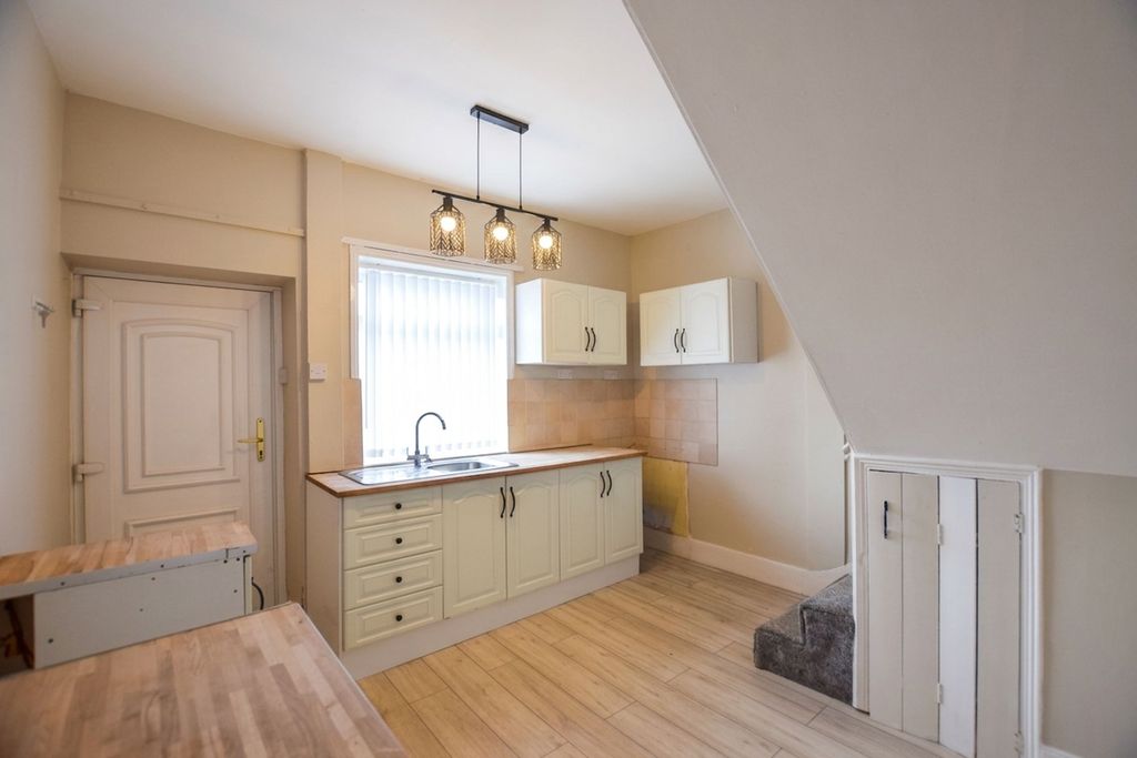 Property photo 2 of 6 Kitchen