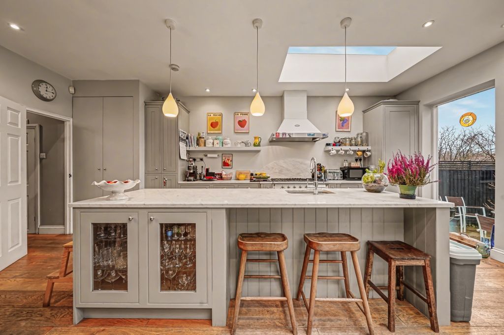 Property photo 1 of 18 4830040