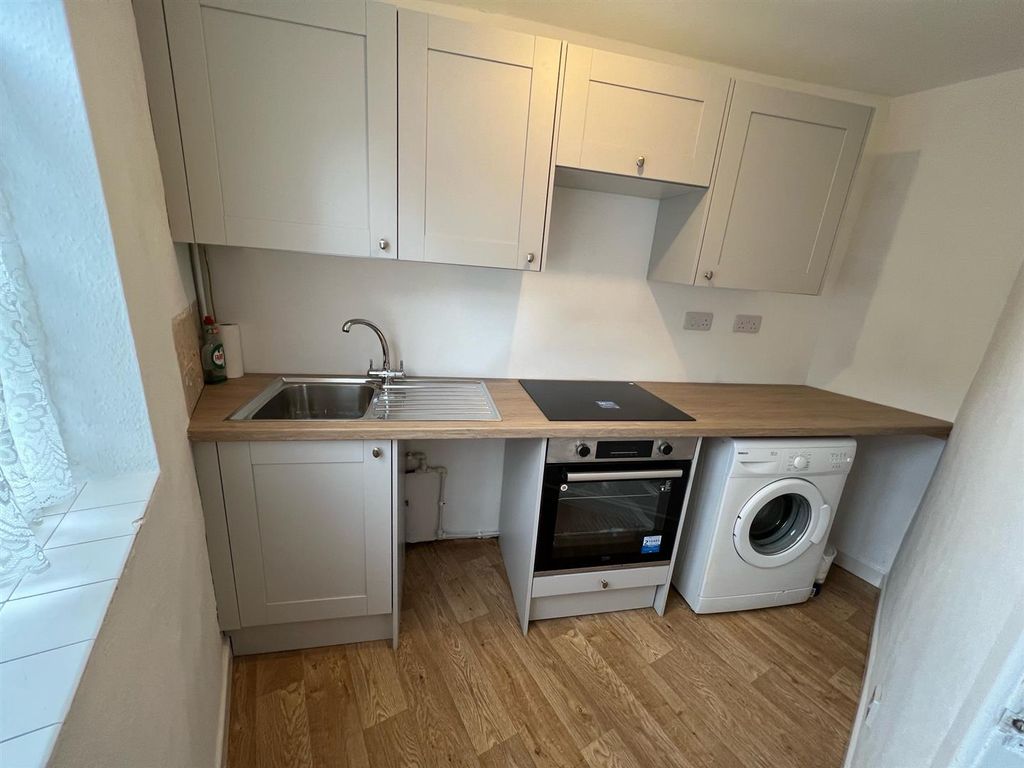 Property photo 2 of 9 Kitchen