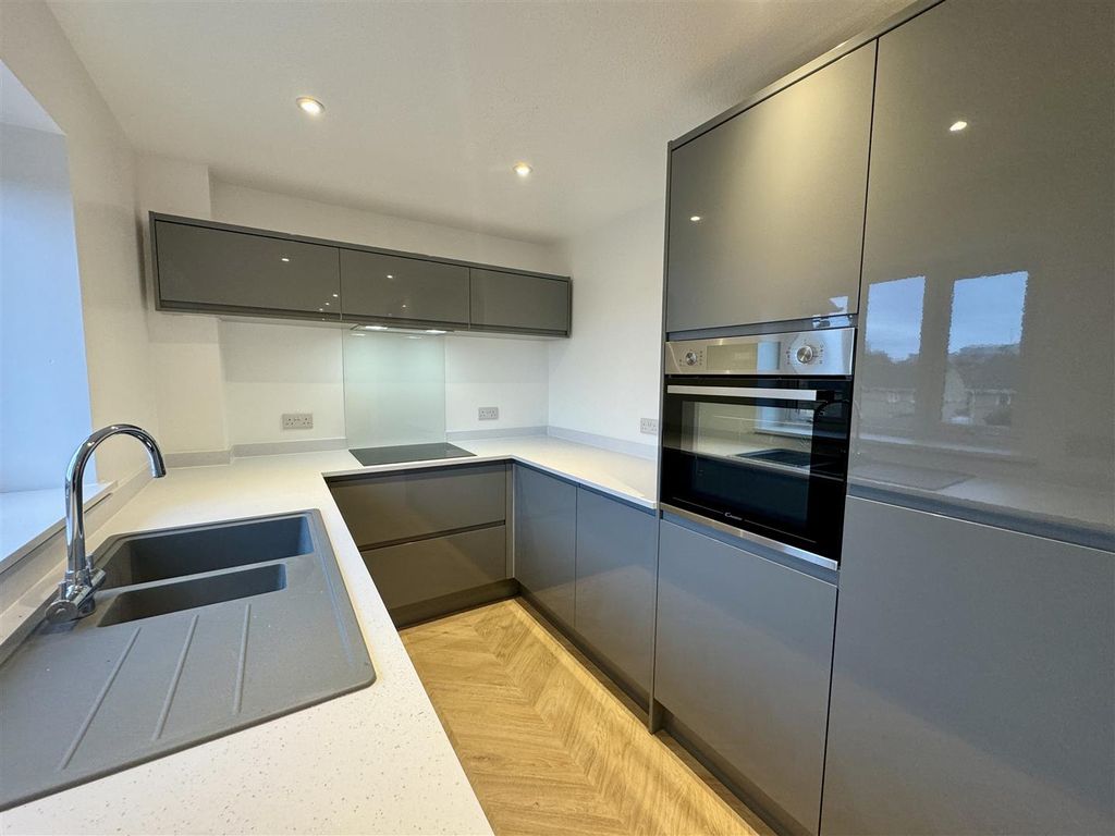 Property photo 3 of 16 Kitchen