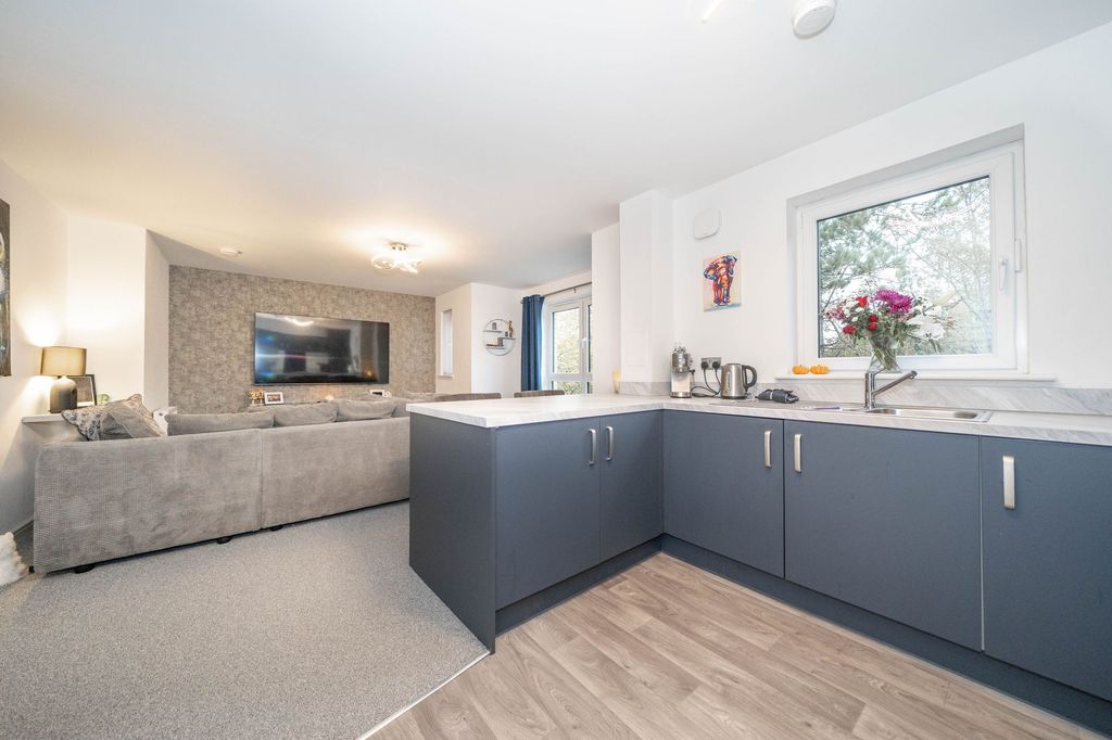 Property photo 3 of 12 Lounge Kitchen