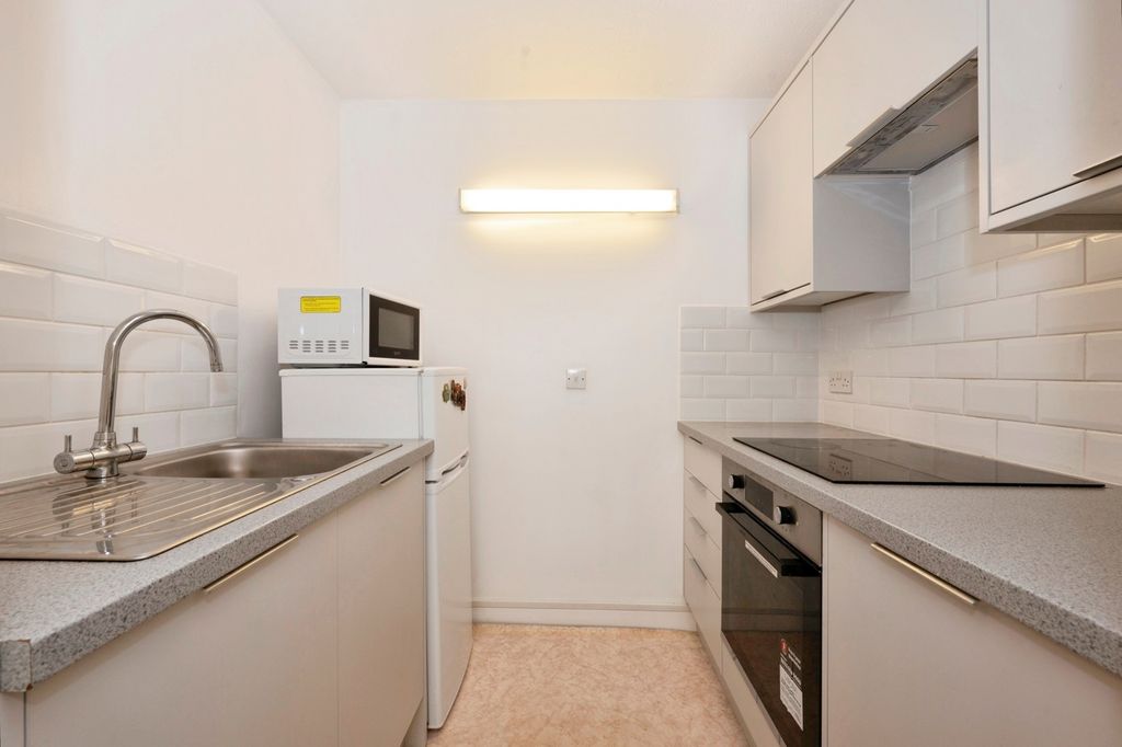 Property photo 3 of 12 Kitchen