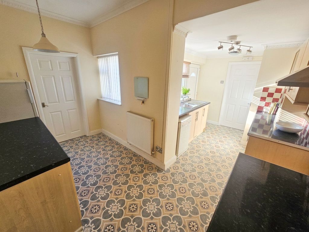 Property photo 3 of 8 Kitchen