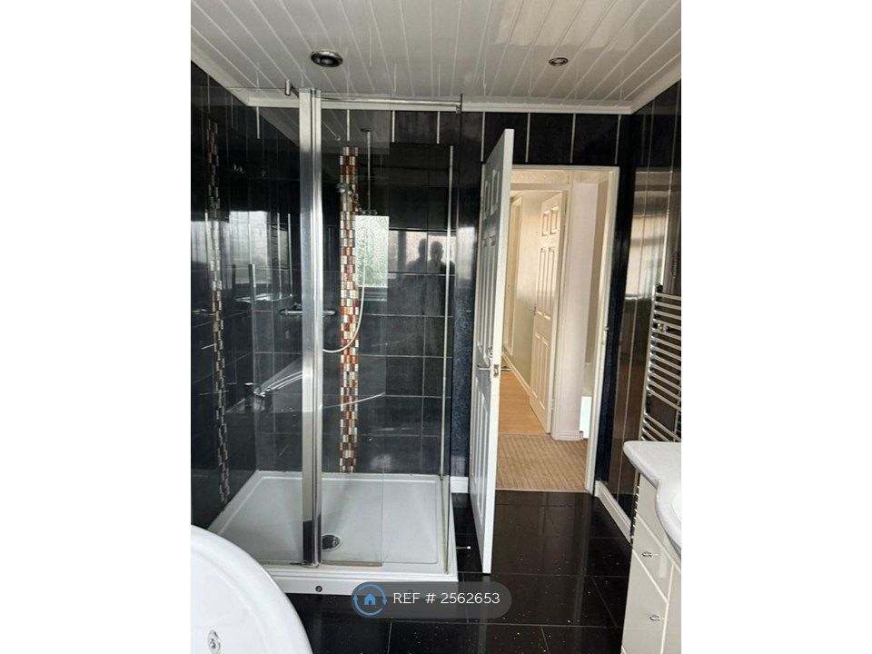 Property photo 3 of 10 Family Bathroom