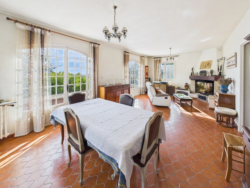 Property photo 2 of 28