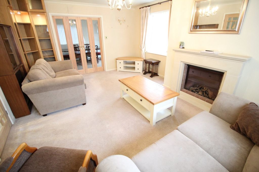 Property photo 3 of 17 Lounge