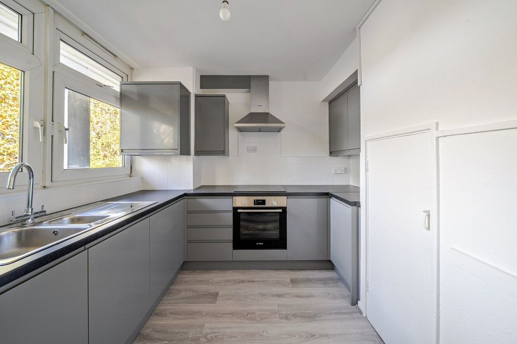 Property photo 2 of 21 Picture No. 17