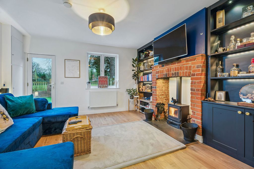 Property photo 2 of 33