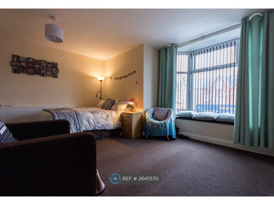 Property photo 2 of 15 En-Suite Bedroom