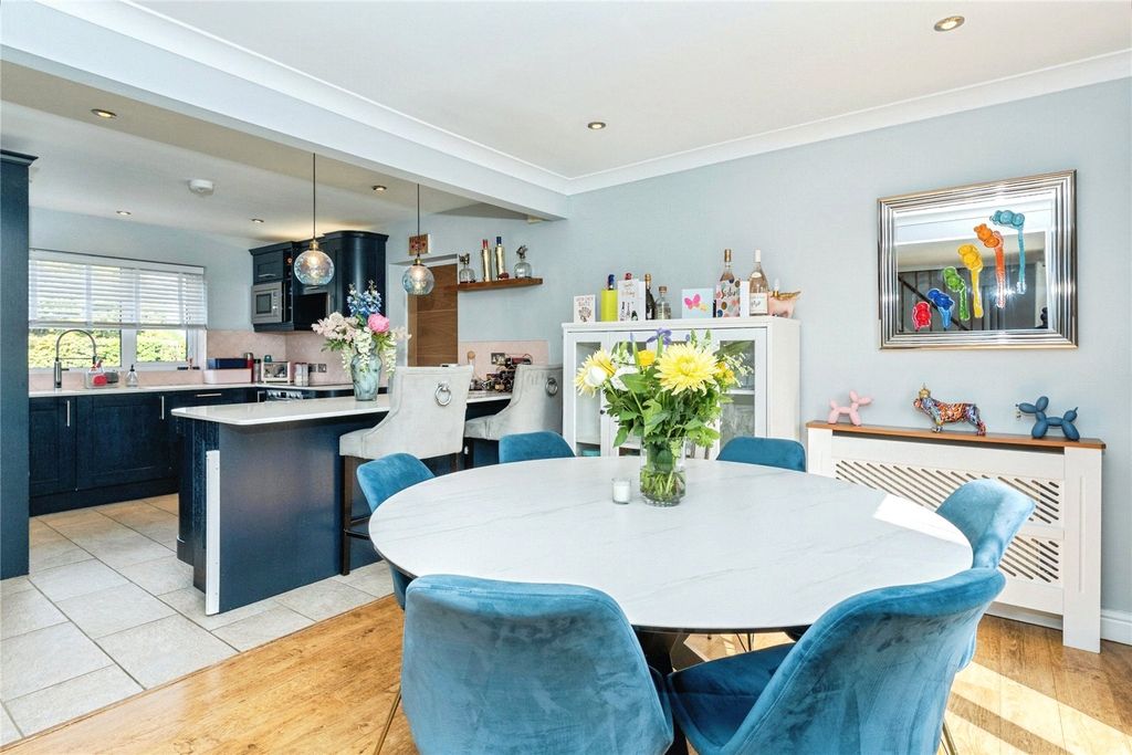 Property photo 3 of 31 Dining Area