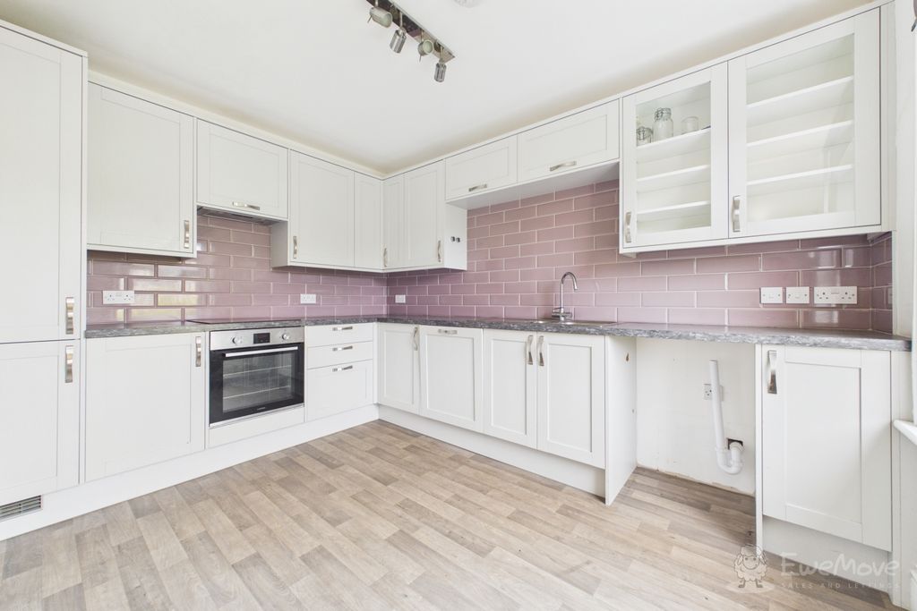 Property photo 2 of 10 Kitchen
