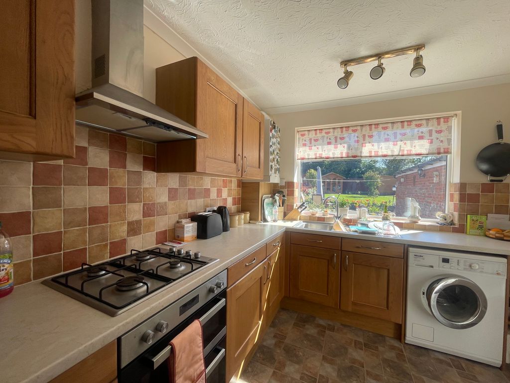 Property photo 2 of 8 Kitchen
