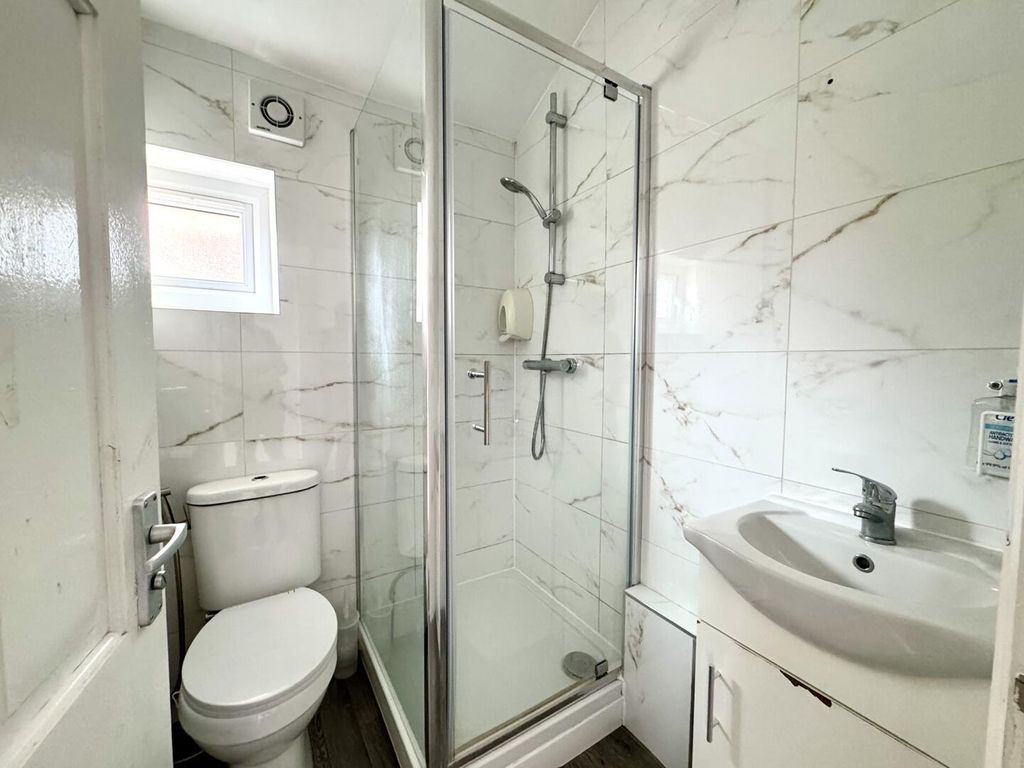 Property photo 3 of 7 Bathroom