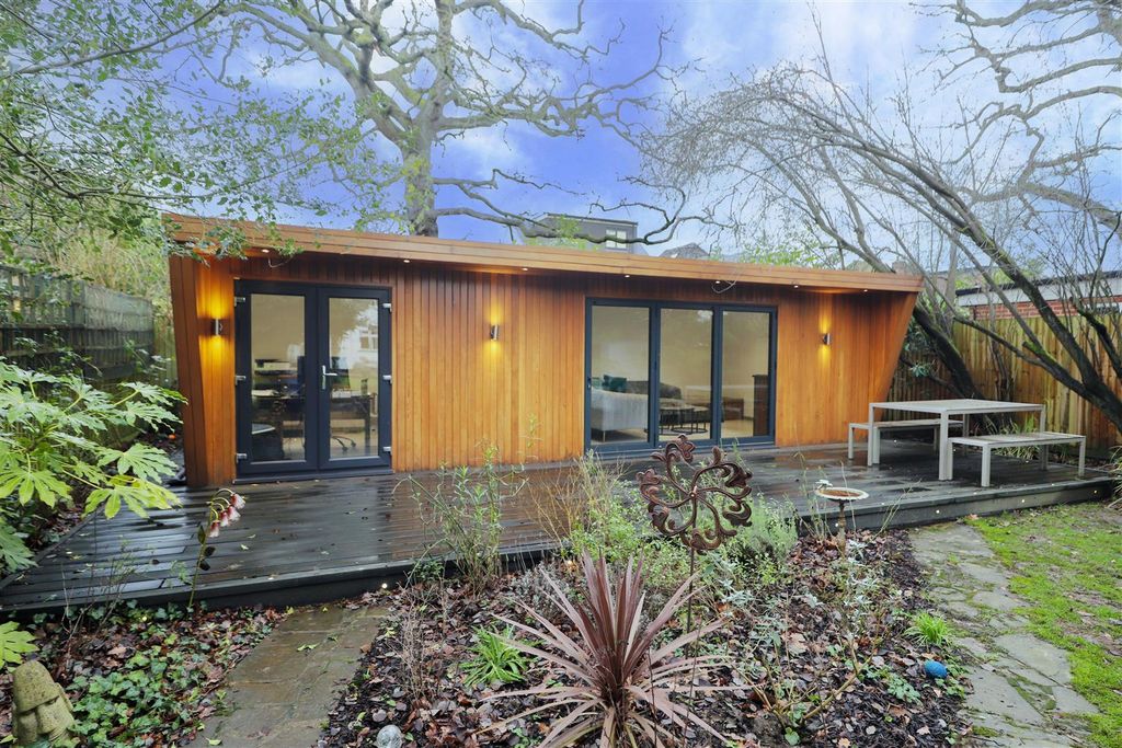 Property photo 2 of 24