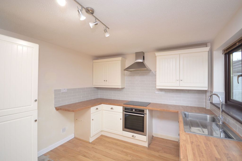 Property photo 3 of 10 Kitchen