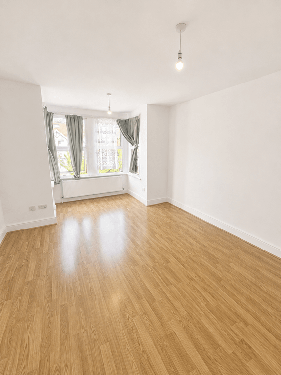 Property photo 1 of 9 First-Floor Studio / One-Bedroom Flat – Courtland Avenue, Ilford
