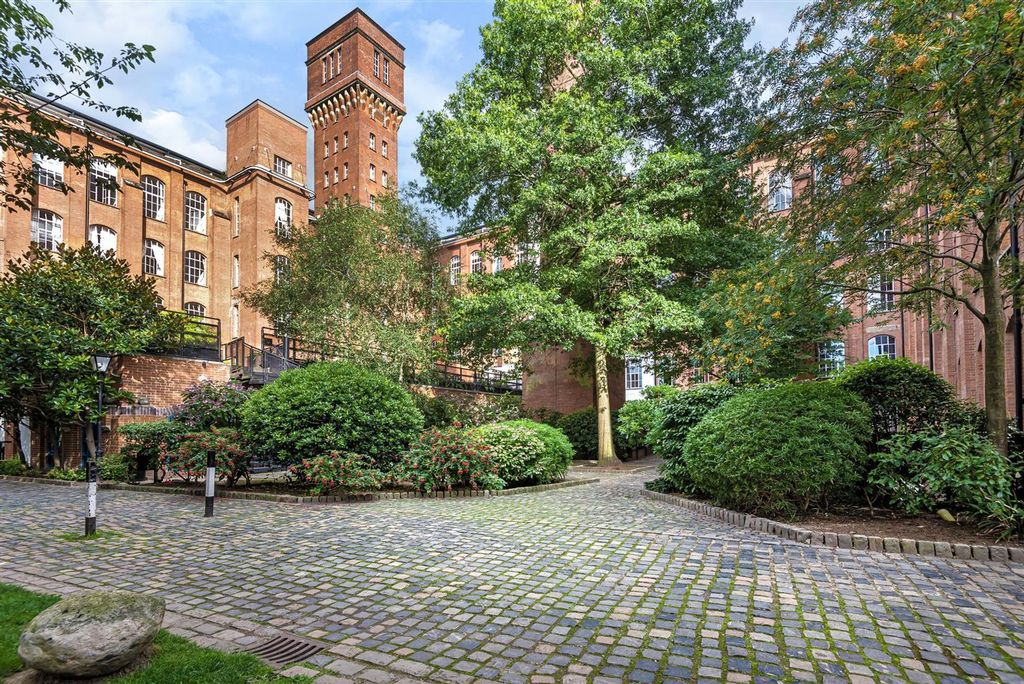 Property photo 1 of 18 Exterior