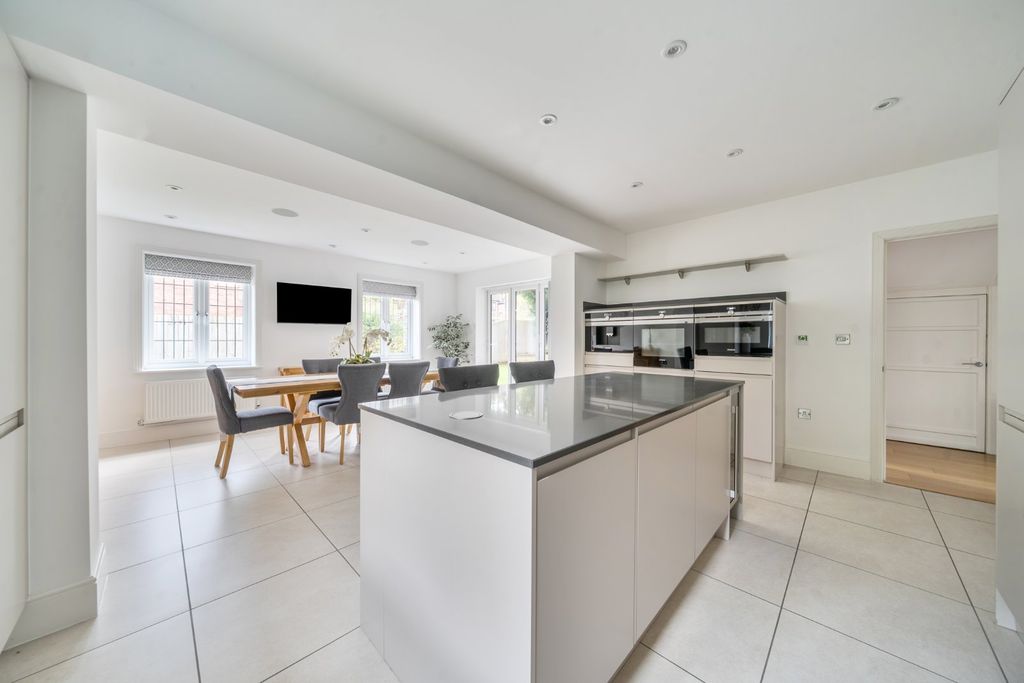 Property photo 3 of 38 Picture No. 11