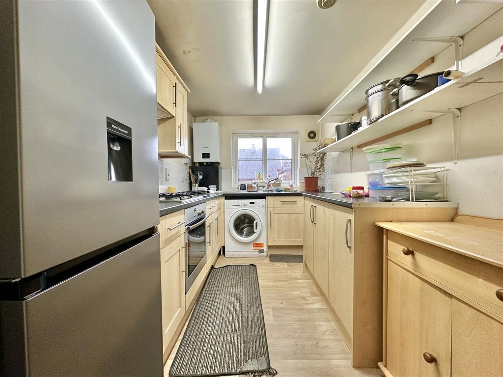 Property photo 3 of 11 Kitchen