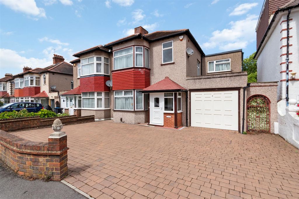 Property photo 1 of 11 Wandle Road