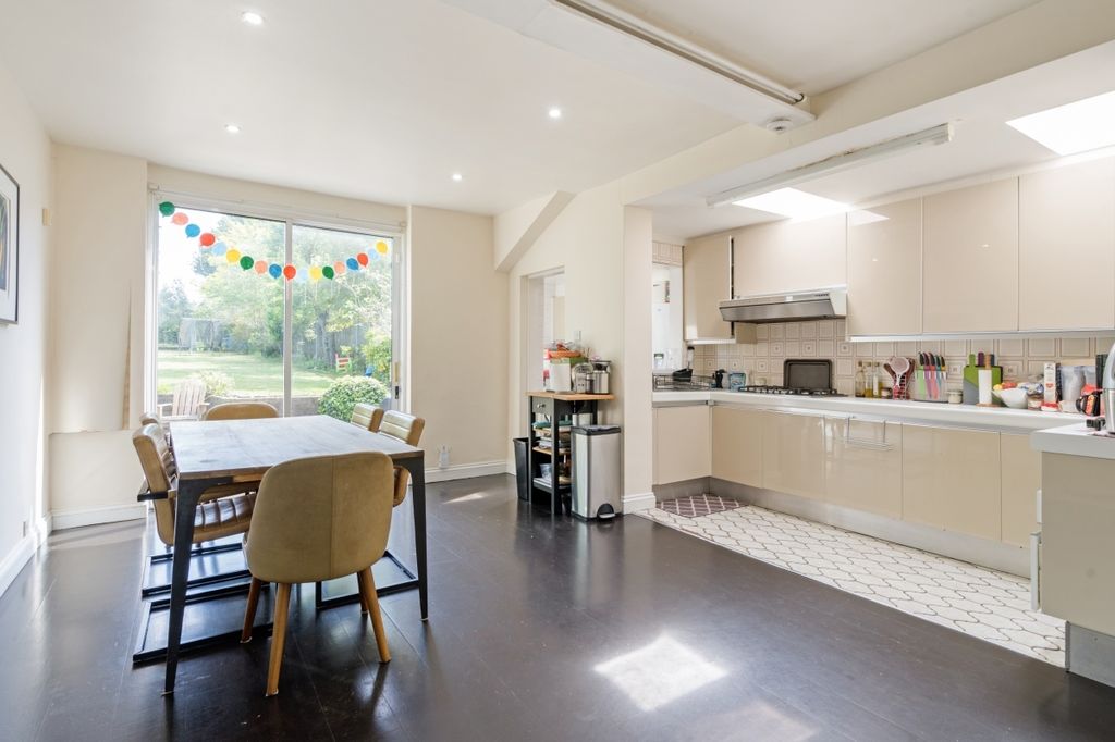 Property photo 2 of 14 Creighton Kit