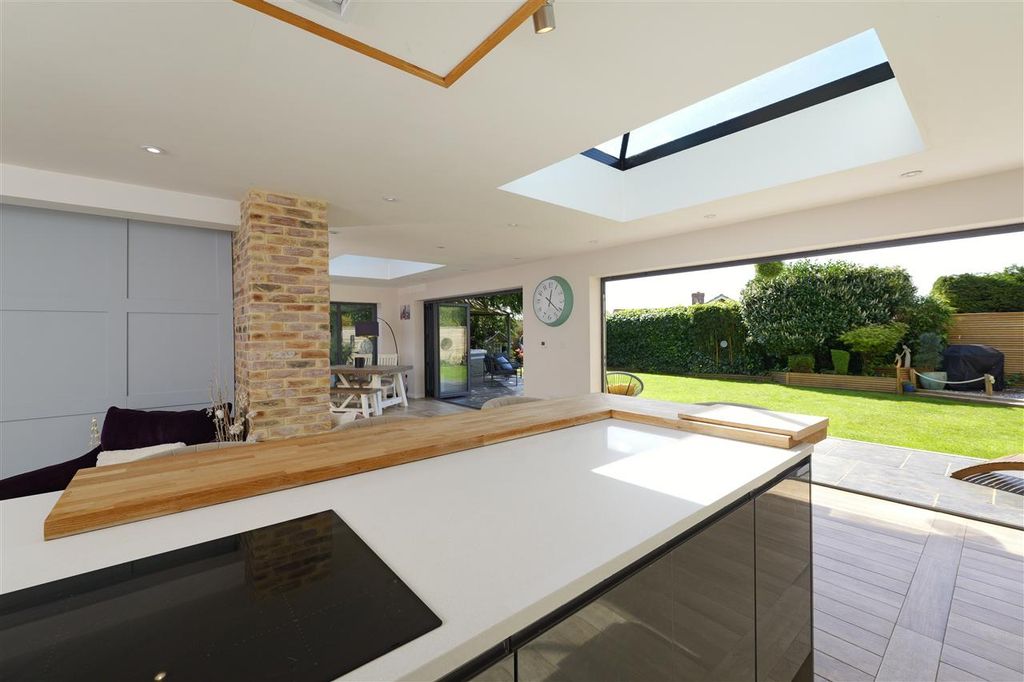 Property photo 2 of 33