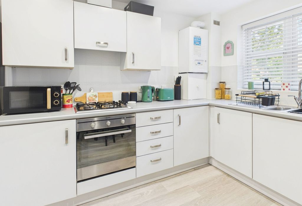 Property photo 3 of 16 Kitchen