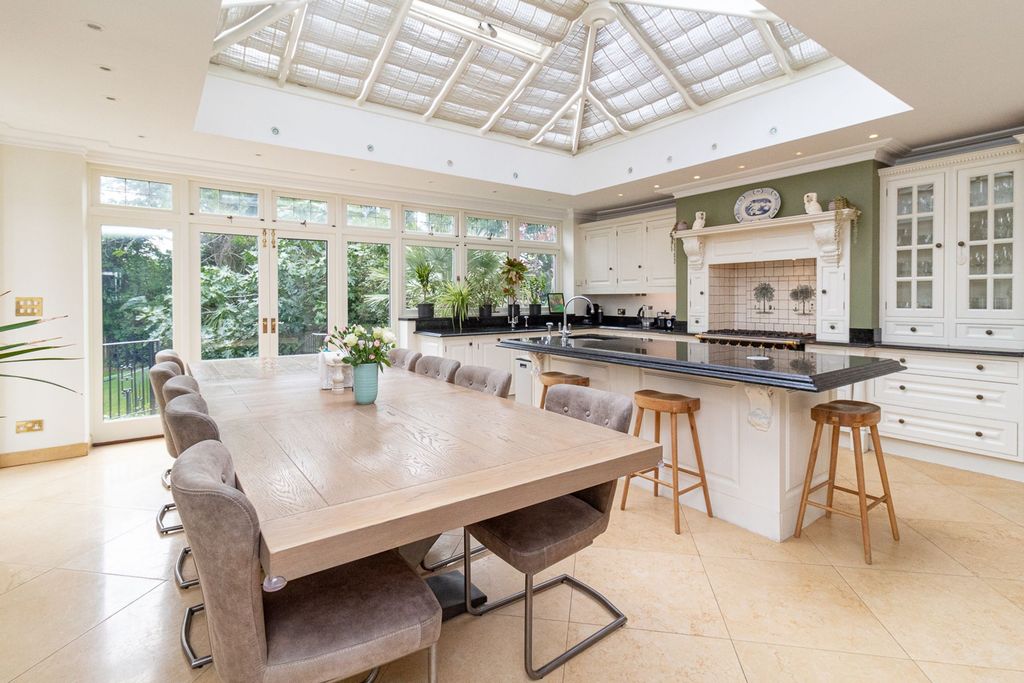 Property photo 2 of 23