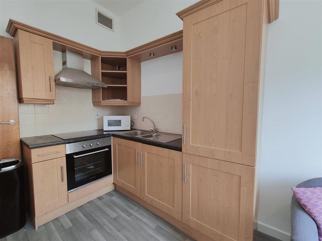 Property photo 3 of 7 Kitchen