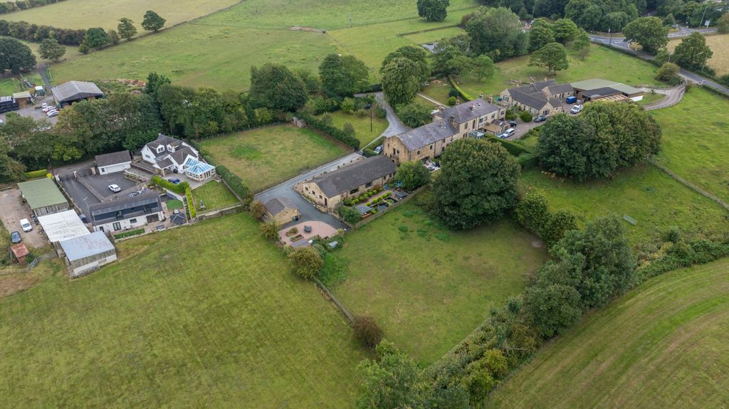 Property photo 2 of 27 Picture No. 16