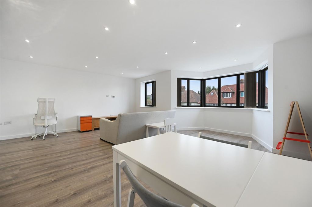 Property photo 3 of 12 Crcwrealty- Flat , 18-20 Hoop Lane- Reception 6 (1