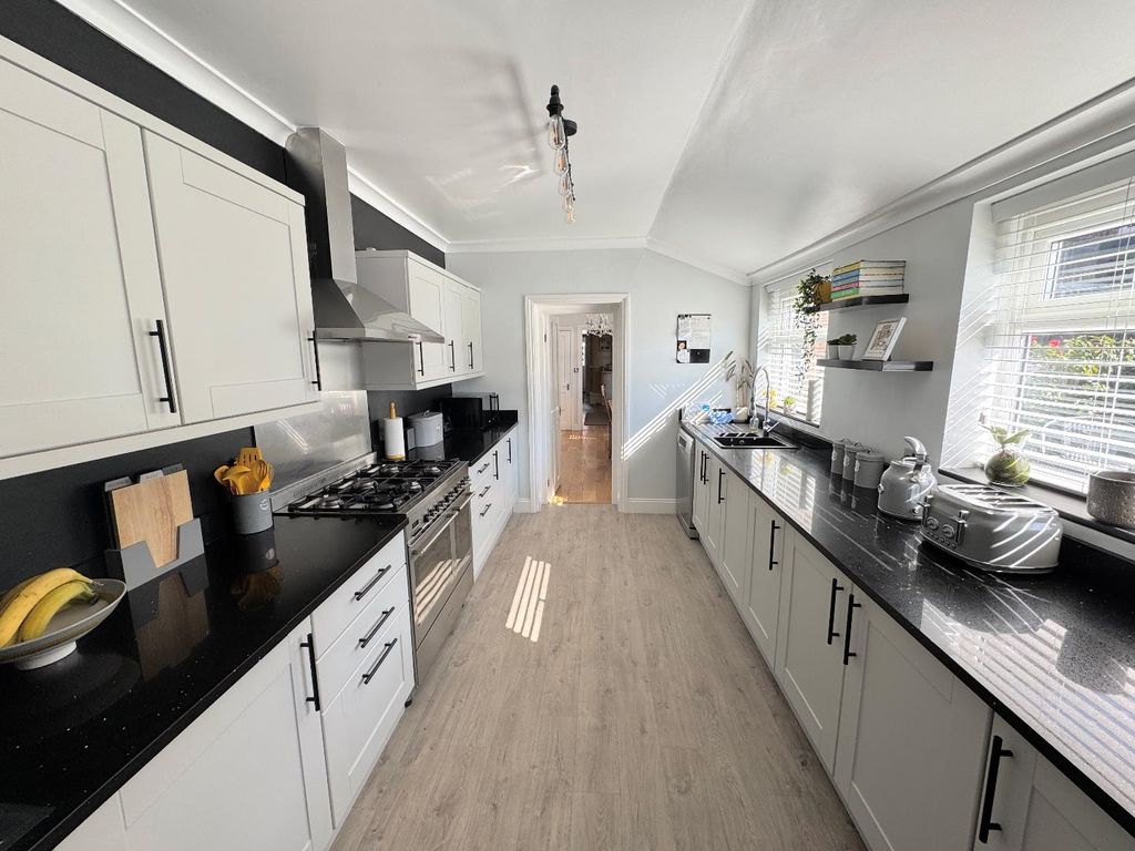 Property photo 3 of 20 Kitchen