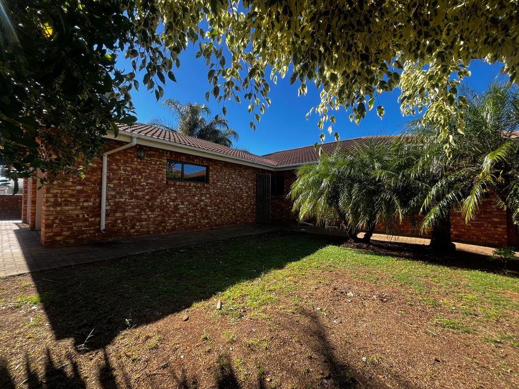 Property photo 2 of 17 1Jf1699563