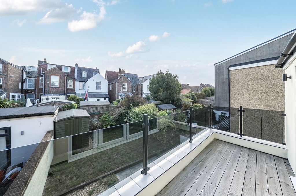 Property photo 2 of 17 Picture No. 35