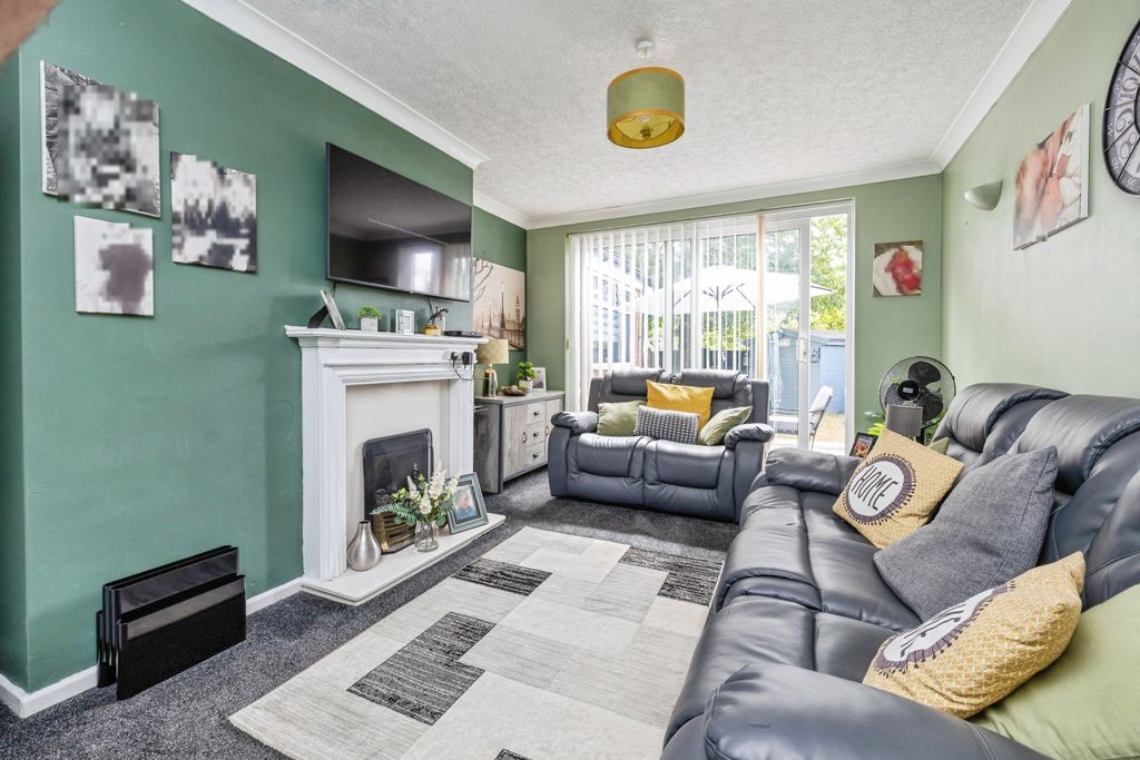 Property photo 3 of 16 Lounge