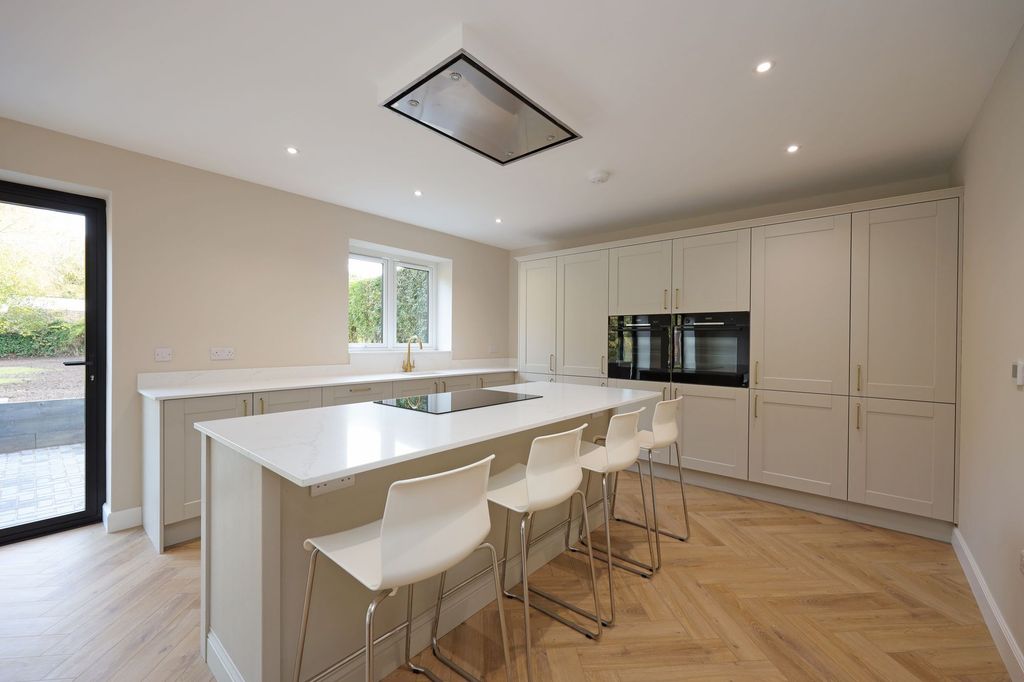 Property photo 2 of 33