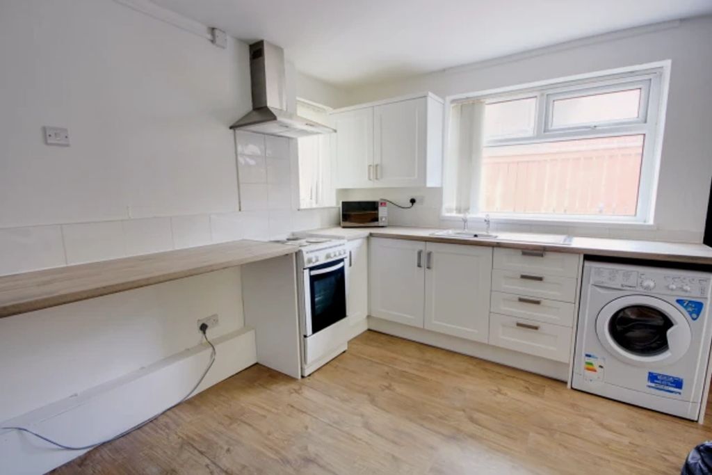 Property photo 3 of 7 A Modern And Well-Equipped Kitchenette Featuring A...