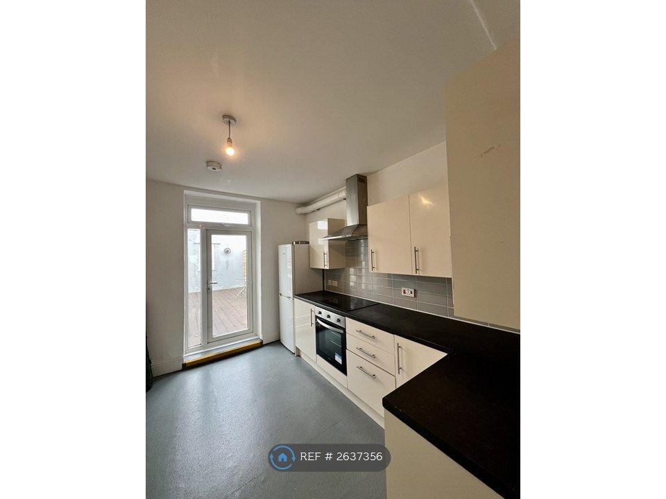 Property photo 3 of 12 Kitchen