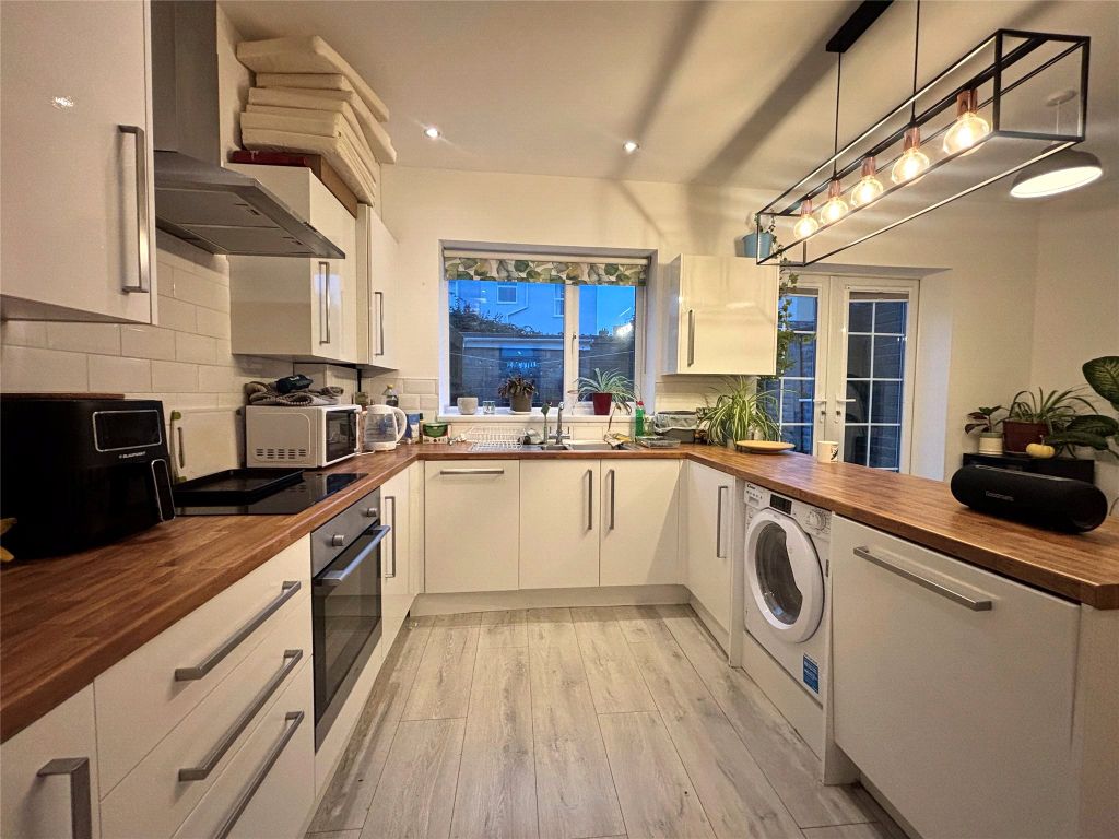 Property photo 1 of 6 Kitchen