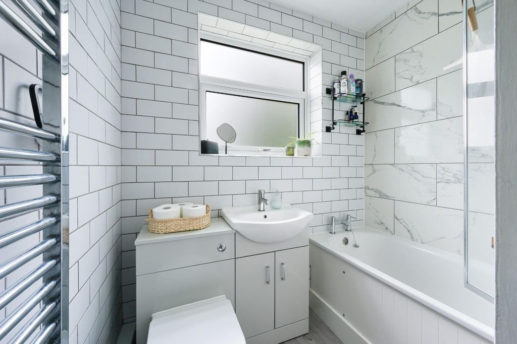 Property photo 3 of 13 Wolsey Close,  (9).Jpg