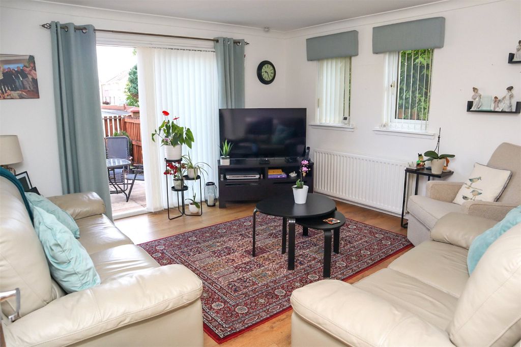 Property photo 3 of 16 Lounge