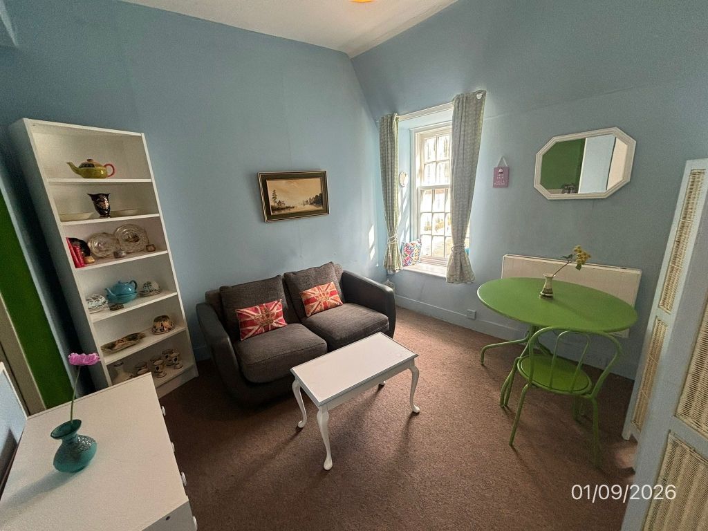 Property photo 1 of 6 Lounge/Kitchen
