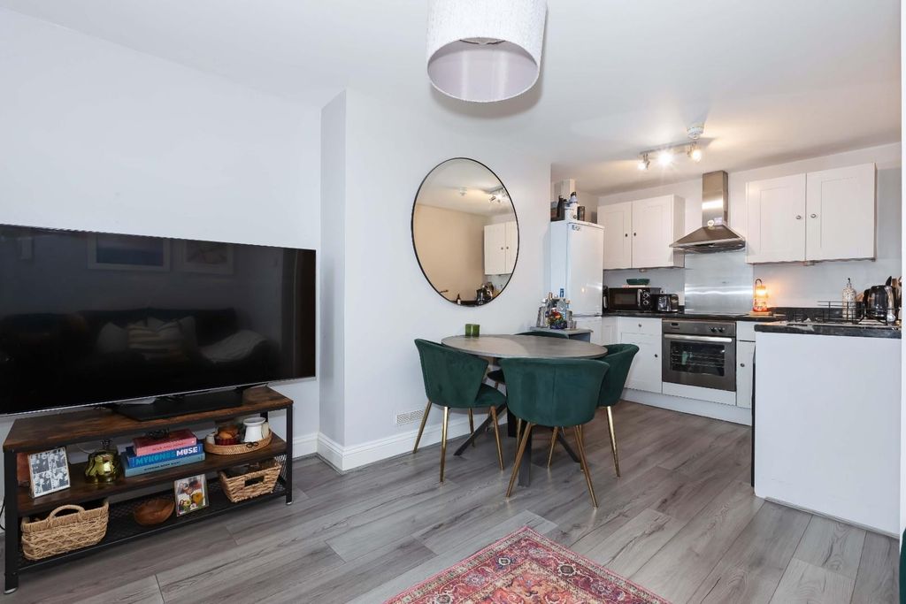 Property photo 3 of 12 Hartley Lodge_3.Jpg