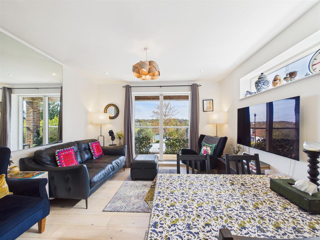 Property photo 2 of 16 Cam01563G0-Pr0225-Still019.Jpg