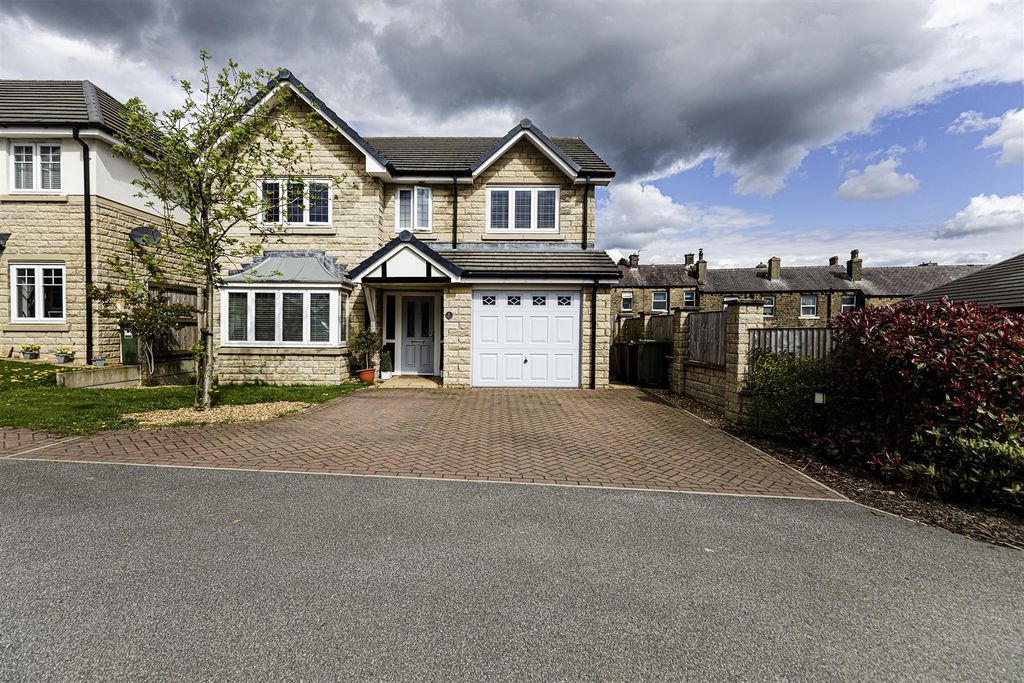 Property photo 1 of 42